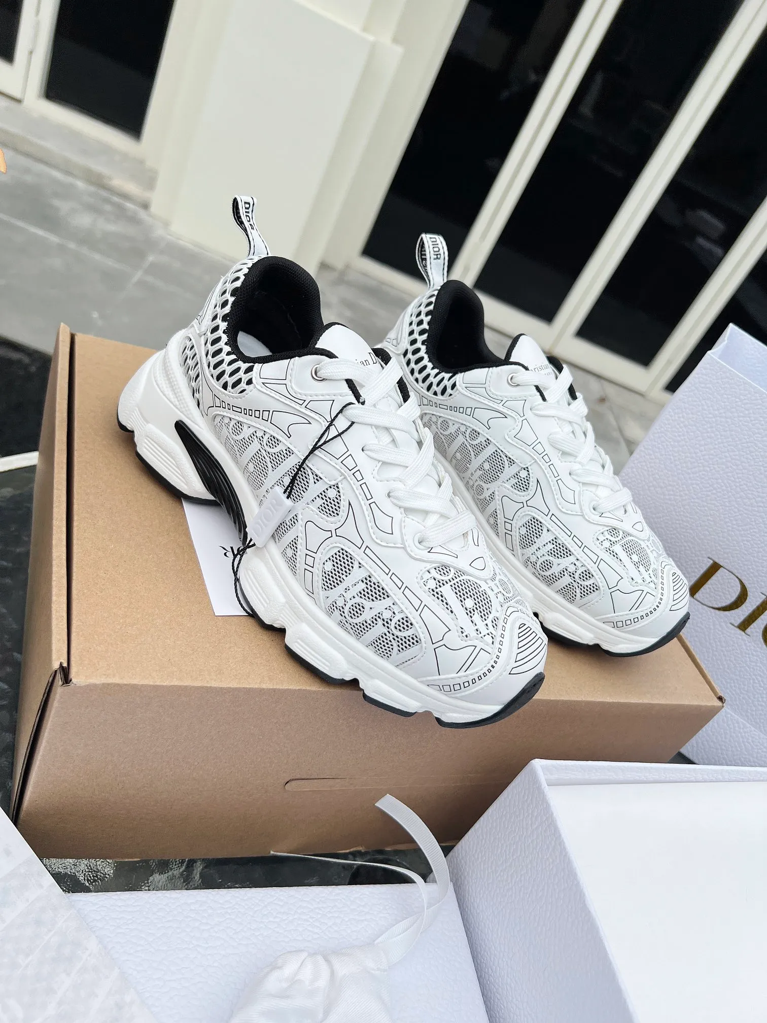 👟👟Ex-factory price 600👟👟 High version couple model🍸 Dior Dior | 2024 ˢˢDilraba, many stars have the same style. L’s 2024 spring and summer new products. The latest popular Chrono series, thick-soled mesh color-blocking running shoes, dad shoes, casual sports shoes series〰 Original purchase, development and production👍🏻This Dior Chrono sneaker is made of white and black mesh fabric with leather effect panels. The CD logo on both sides, the star patch on the tongue and the Dior logo on the heel, many details highlight the style. The two-tone laces, lightweight sole and star embellishment allow for a casual look all year round, complementing a variety of casual or elegant pieces. ♺Upper: Original imported first-layer cowhide + mesh ♺Inner lining: Original customized breathable lining ♺Outsole: Original molded EVA super light and super soft outsole ♺Heel height: 4.5cm ♺Size: Female 35-41 Male 39-45 (Female 40.41 Male 45 customized)